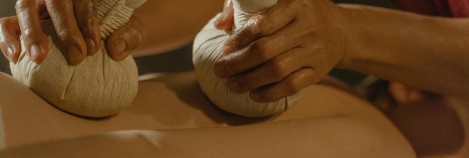 Kräuterstempel bei einer wohltuenden Massage