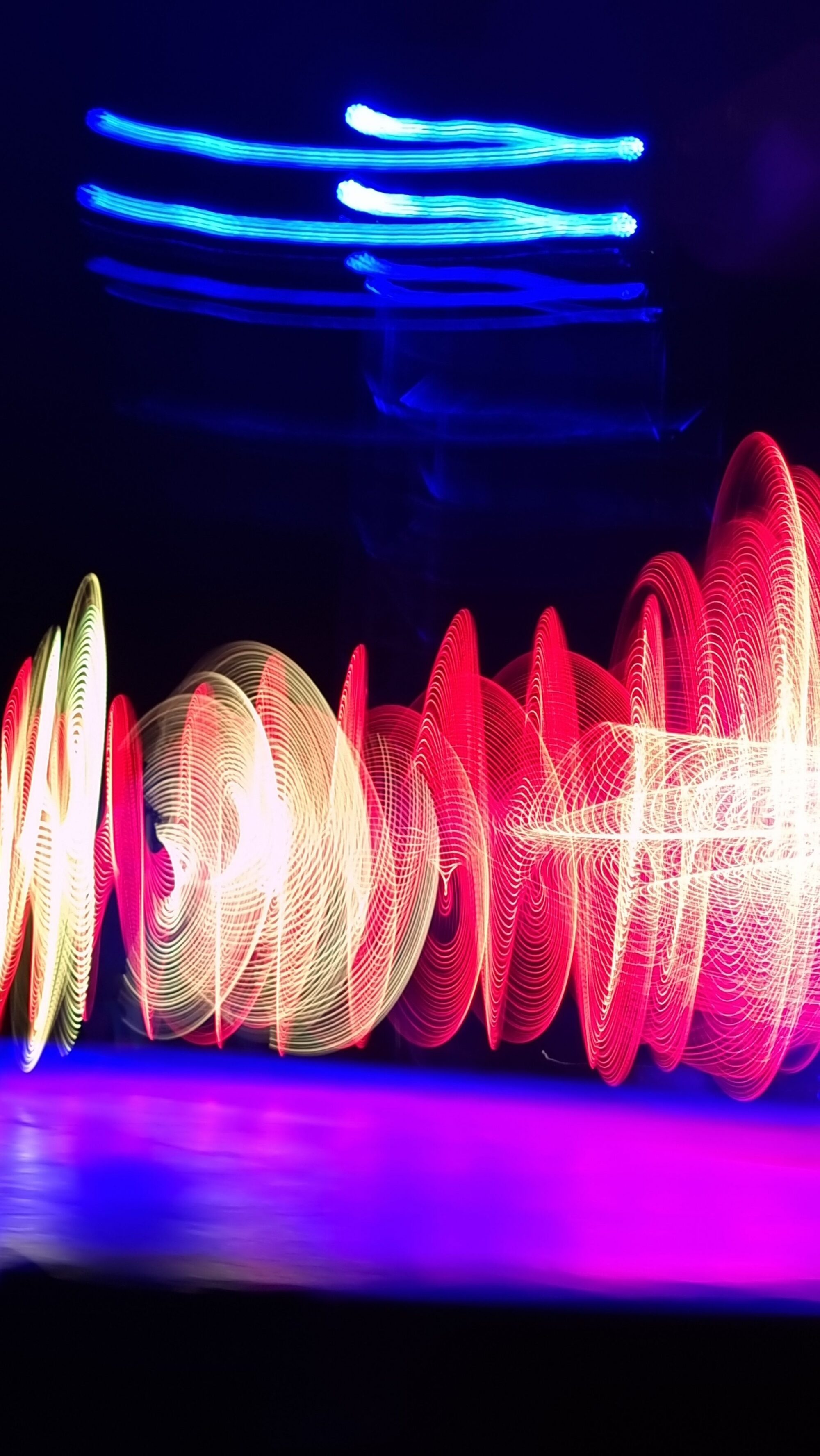 Abstrakte geschwungene Lichtspuren in Blau, Rot und Weiß