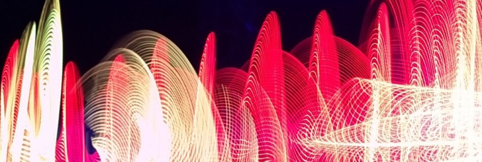 Abstrakte geschwungene Lichtspuren in Blau, Rot und Weiß