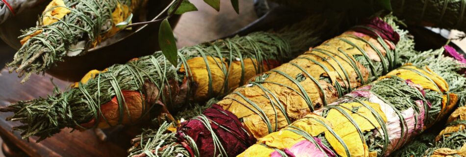 Handgebundene Räucherbündel aus Kräutern und Blüten